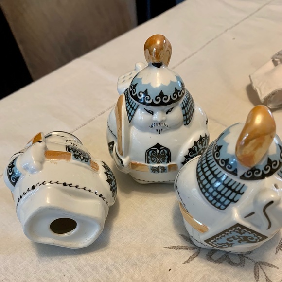 SOLD Vintage Set of 3 samurai salt pepper shakers - Picture 2 of 5